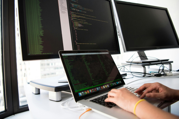 快評丨路虎8次別停奔馳被立為刑案，此前認定多次反轉打了誰的臉？:金屬制品廠 logo